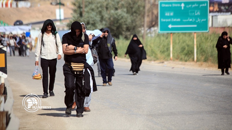 Iranpress: معبر خسروي يستقبل عدداً كبيراً من زوار اربعينية الإمام الحسين (ع)