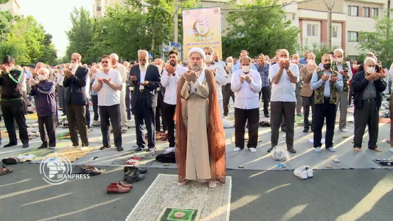 Iranpress: اقامة صلاة عيد الفطر في مسجد دار السلام بمدينة ساري