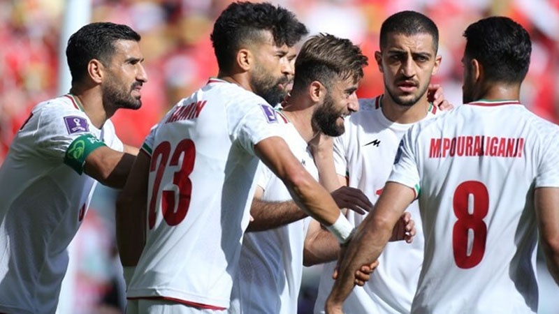 Iranpress: فوز باهر لمنتخب كرة القدم الإيراني في الوقت بدل الضائع