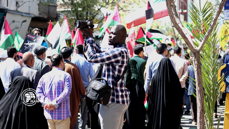 ایران برس: مشاركة الأجانب المقيمين بمدينة قم في مسيرات يوم القدس العالمي 