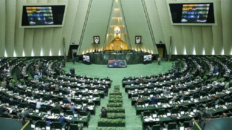 Iranpress: Iranian MPs hold open session to question Minister over digital games 