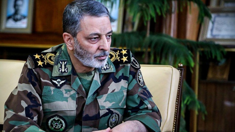 Iranpress: Iran knows how to defend: Army cmdr.