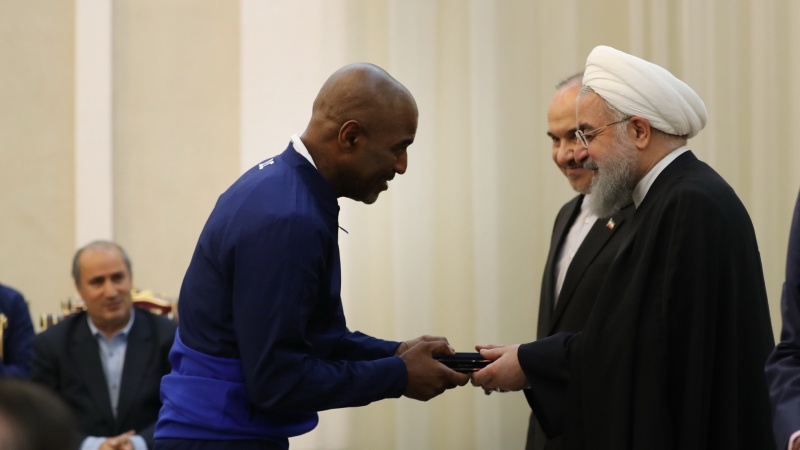Iranpress: Photos: President in a meeting with sport ministry officials, national football team