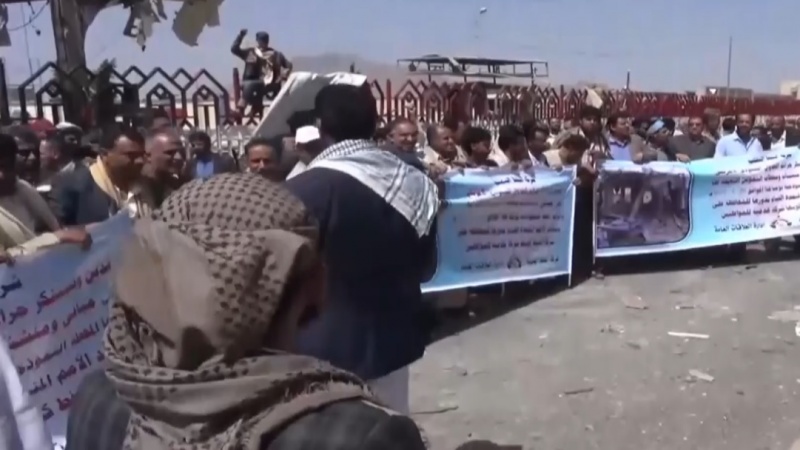 Iranpress: Report: Yemenis condemn Saudi air strikes on Sana