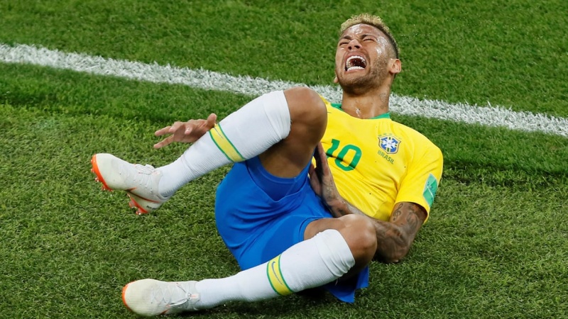 Iranpress: Neymar hits out after being accused of diving and feigning injury