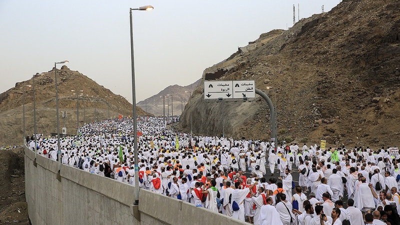 Iranpress: Pilgrims enter the plain of Mina, near Mecca