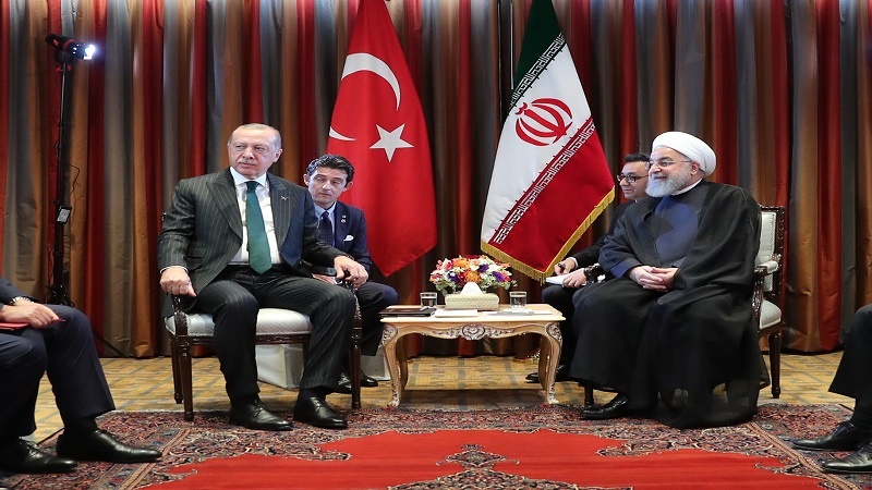 Iranpress: Iranian, Turkish Presidents discuss most important bilateral ties