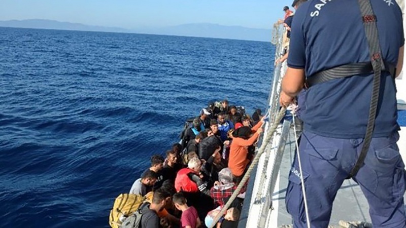 Iranpress: Turkish coast guards arrest migrants