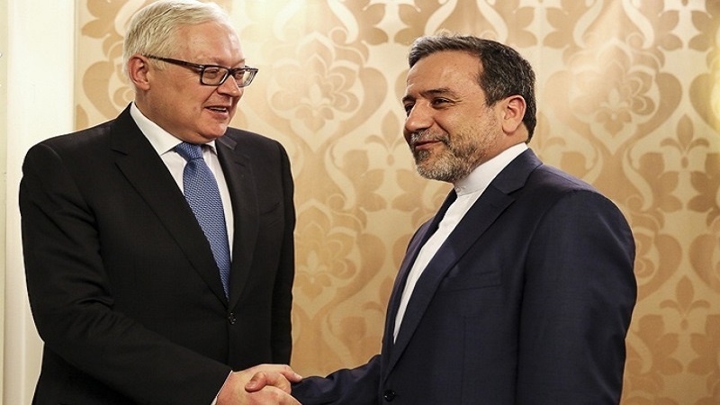 Iranpress: Deputy foreign ministers Araqchi, Ryabkov meet and discuss the nuclear deal
