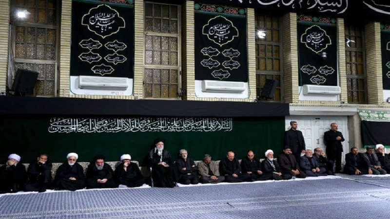 Iranpress: Leader attends Ashura night mourning ceremony at Imam Khomeini Hosseiniyeh