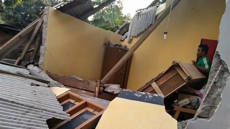 Iranpress: Mass burials begin after earthquake strike Indonesia