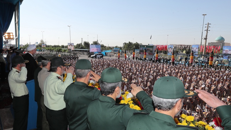 Iranpress: Iran’s Armed Forces stage countrywide military parades 