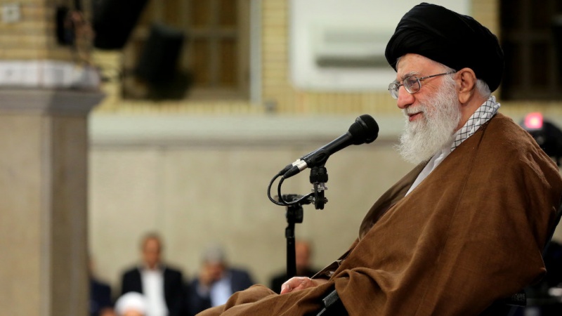 Iranpress: Photos:  Academic elites meet with Ayatollah Khamenei