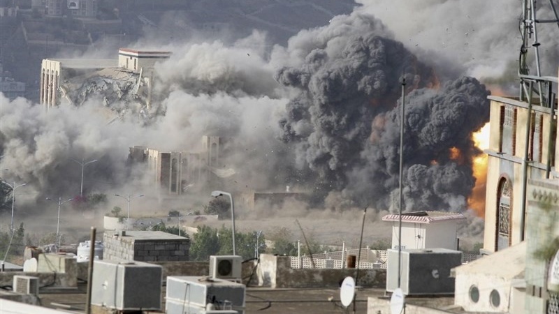 Iranpress: Saudi fighter jets bomb the Yemeni port of Hodeidah