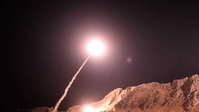 Iranpress: Iraqi Islamic resistance forces fire missiles at Daesh terrorists in Syria