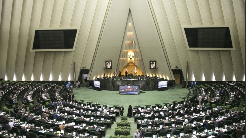 Iranpress: Iranian parliament holds closed-door session on economy