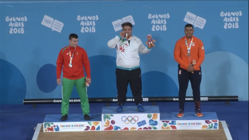 Iranpress: Iranian weightlifter wins gold at Youth Olympic Games 
