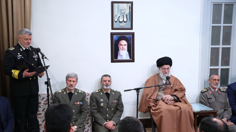 Iranpress: Photos: Leader receives the Commanders of Army