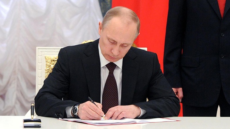 Iranpress: Putin ratifies EAEU -Iran interim agreement