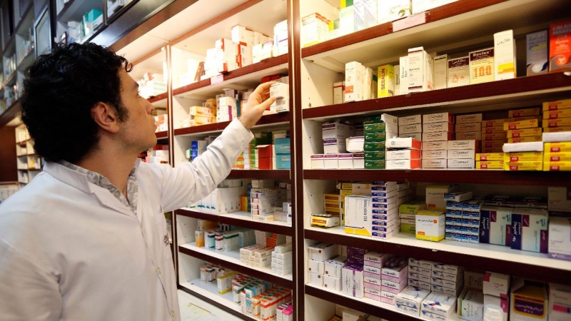 Iranpress: US targets Iranians by choking off medicine and food imports: IRCS Head