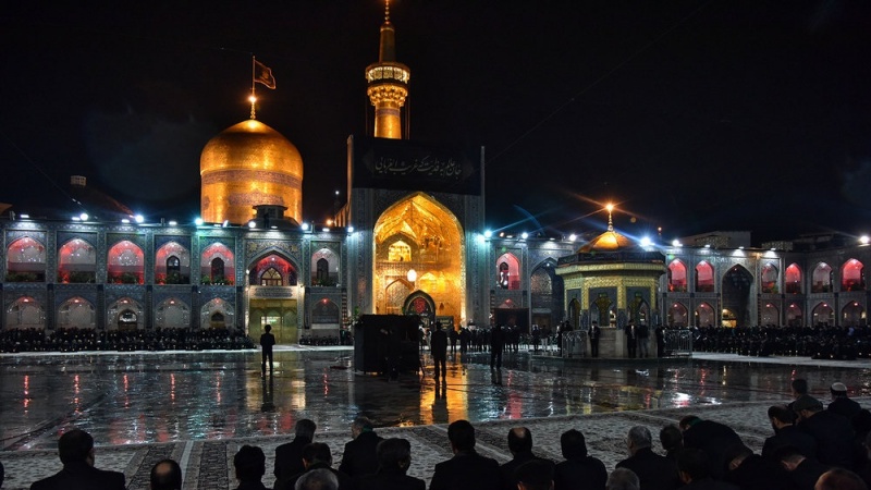 Iranpress: Martyrdom anniversary of 8th Shia Imam holds in Mashhad, Iran