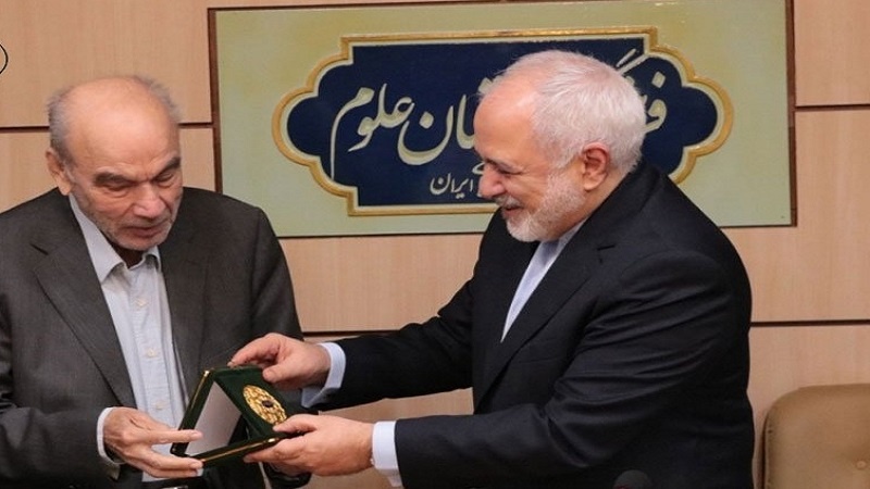 Iranpress: Zarif awarded the top medal of Iran