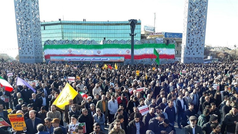 Iranpress: Massive crowds throng streets of Tehran and other Iranian cities in support of Islamic Republic 