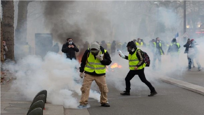 Iranpress: French Police fire tear gas as yellow vest protests turn violent in Paris