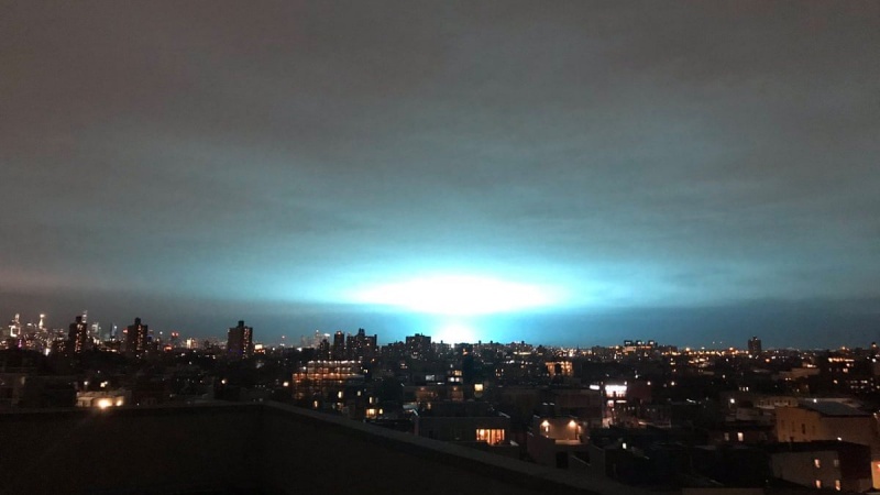 Iranpress: New York City sky lights up bright blue after power plant explosion