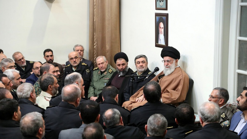 Iranpress: Photo: Leader met with Police commanders and staff
