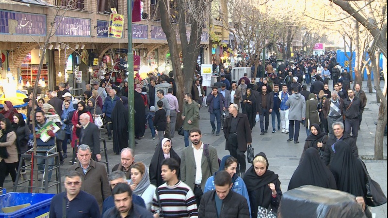 Iranpress: Report: Iranian people welcome Yalda Night