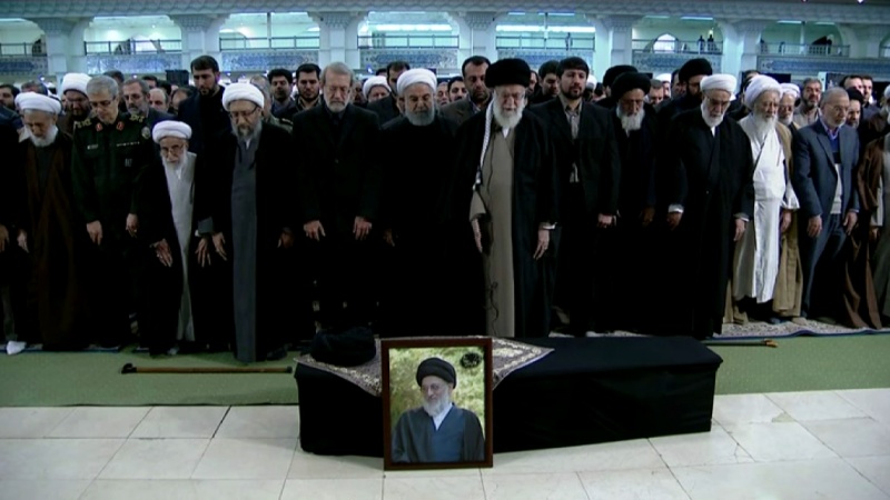 Iranpress: Leader prays for body of late Ayatollah Hashemi Shahroudi