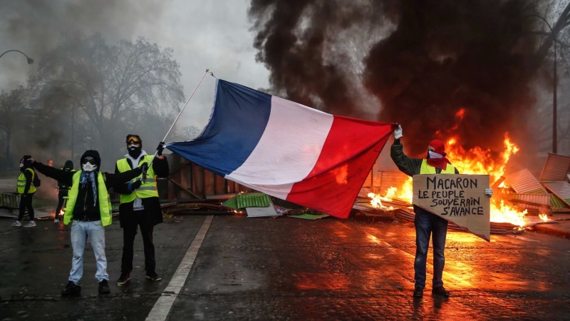 Iranpress: French protesters criticize Gov