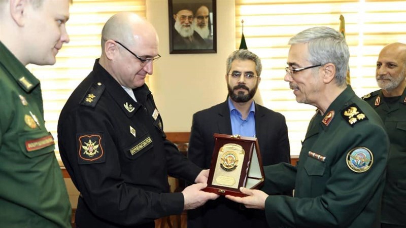 Iranpress: Top Iranian and Russian military officials agree to boost joint cooperation 