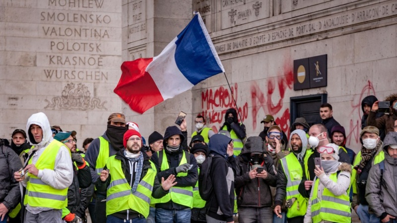 Iranpress: Macron cancels fuel tax increases after violent Paris protests
