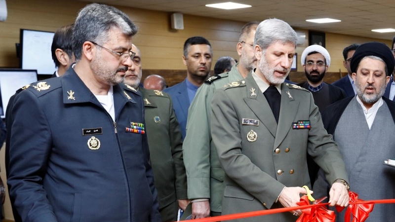 Iranpress: Defense Minister unveils Iran