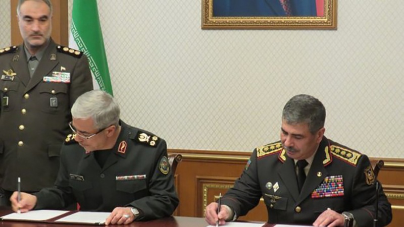 Iranpress: Tehran, Baku ink military cooperation protocol