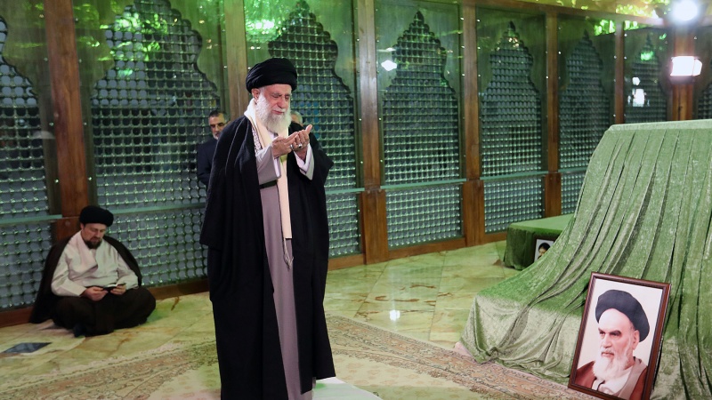 Iranpress: Iran Leader Pays Tribute to Imam Khomeini ahead of Revolution Anniversary