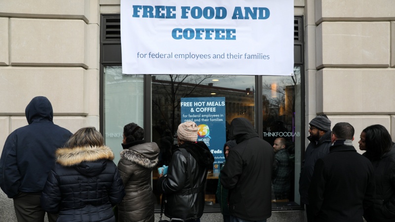 Iranpress: Federal employees turn to food banks during shutdown