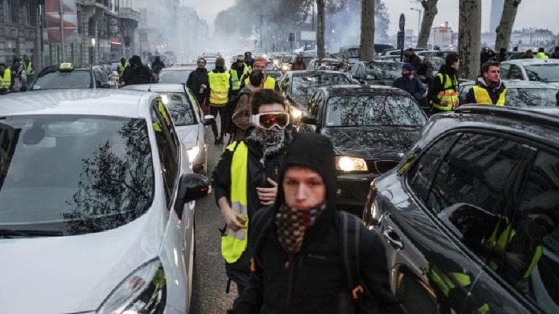 Iranpress: 84,000 ‘Yellow Vest’ protesters take to streets of France calling for Macron resignation