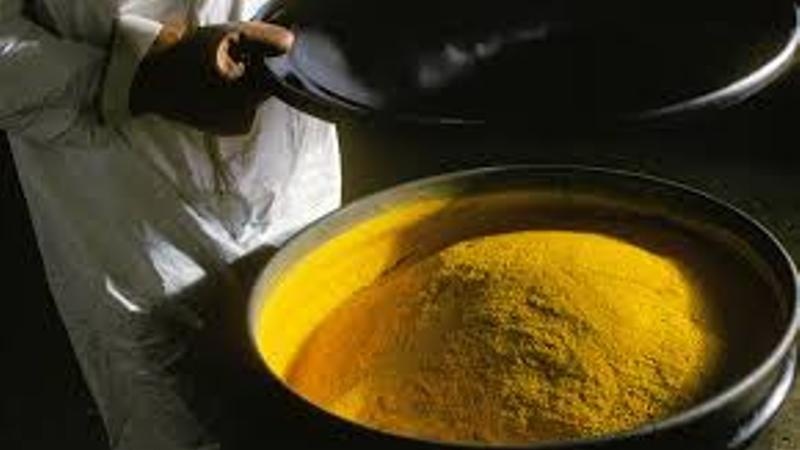 Iranpress: 30-ton yellowcake consignment sent to Isfahan: Salehi