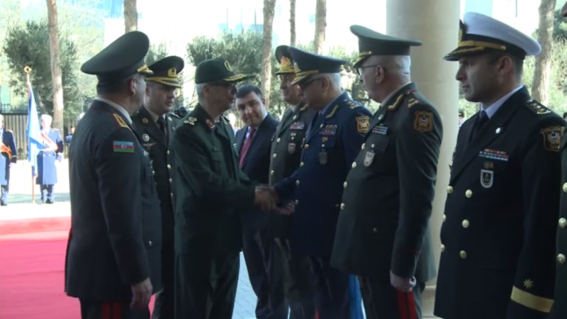 Iranpress: Tehran-Baku expand military relations: General Bagheri 