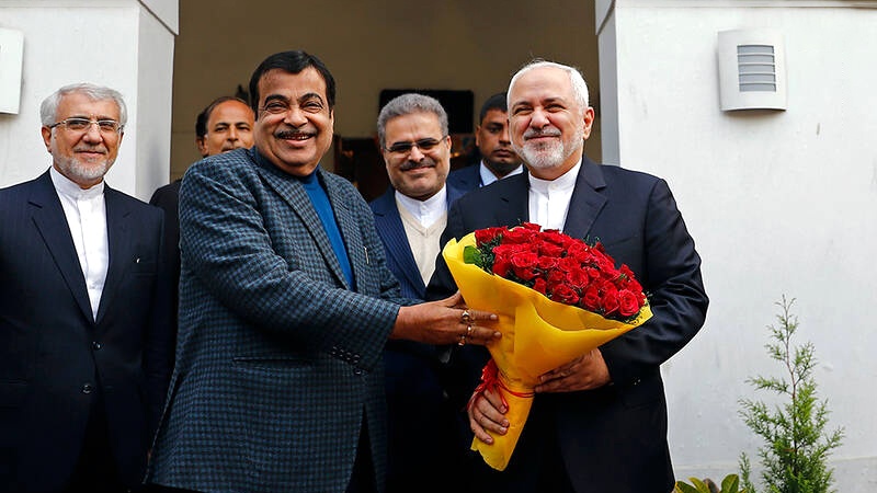 Iranpress: Zarif talks Iran-India bilateral ties in New Delhi
