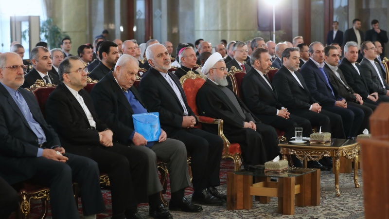 Iranpress: Photo: Iranian president meets with foreign ambassadors