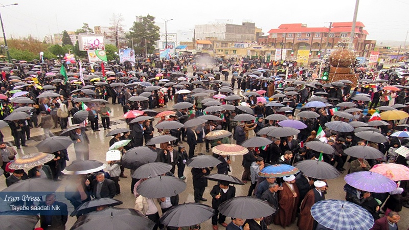 Iranpress: Photo: Dehdasht people show gratitude to Islamic Revolution