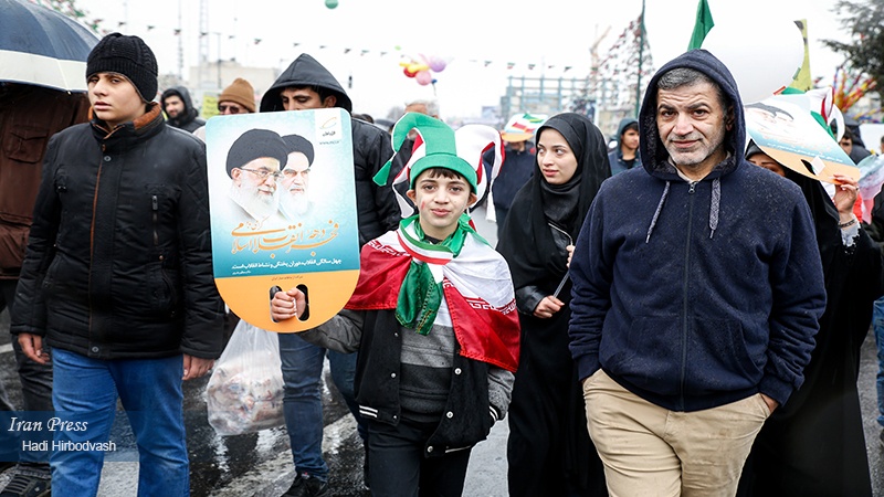 Iranpress:  Iranians stand with Islamic Revolution
