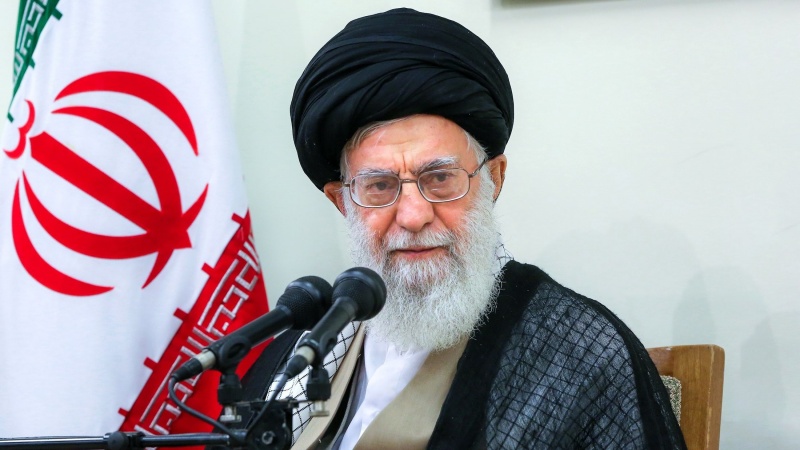 Iranpress: Leader expresses his condolences for martyred IRGC border guards