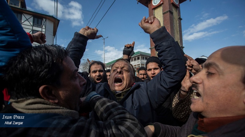Iranpress: Photo: Kashmiris protest against India Court order