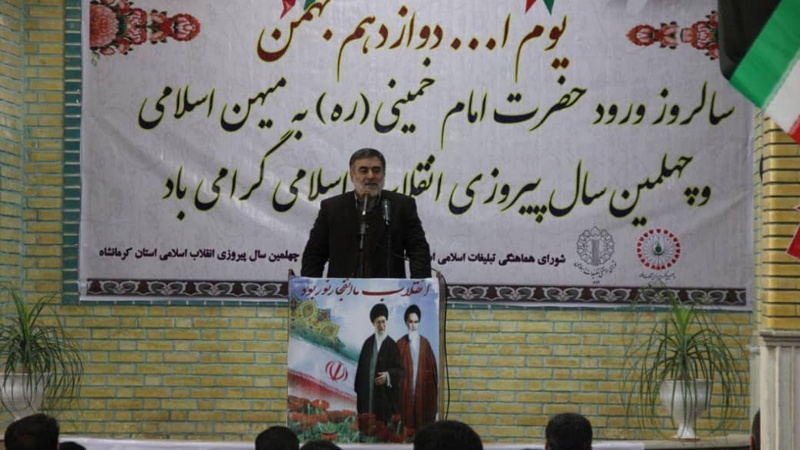 Iranpress: Photo: Kermanshah celebrates Islamic Revolution anniversary