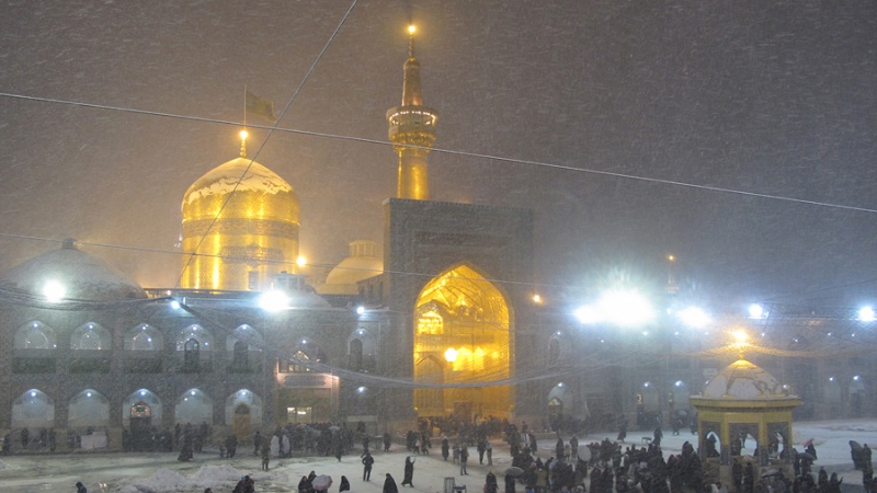Iranpress: Pilgrim prayers during snowfall in Iran